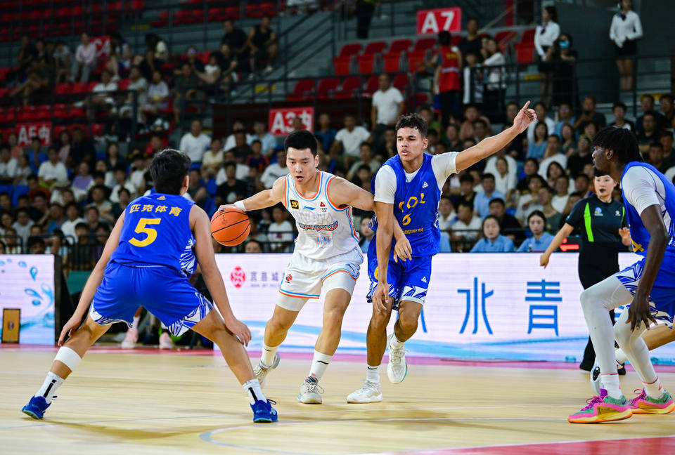 包含深圳男篮训练开放日，国际比赛日防线松动引欢呼，CBA季后赛在即，高层口径保持一致的词条