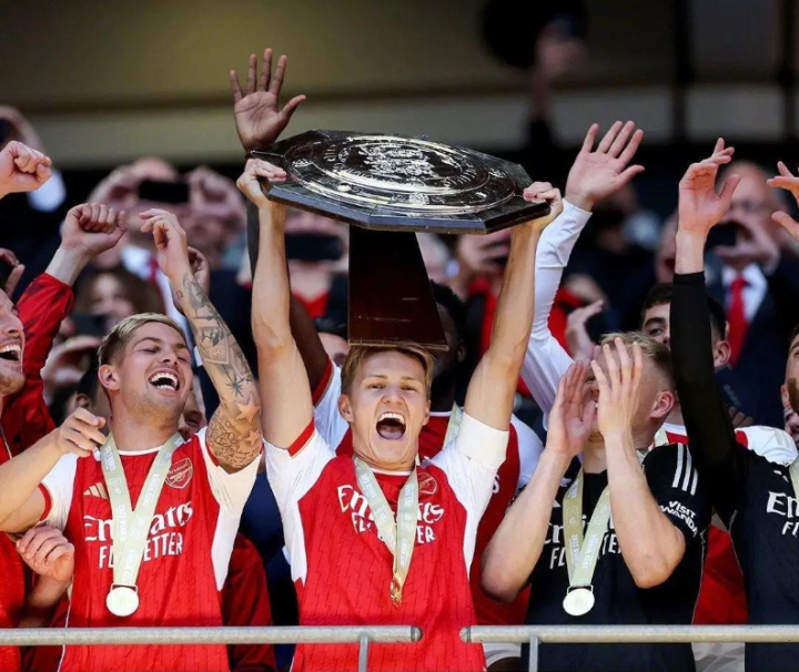 关于阿贾克斯训练开放日，赛前强势反弹引欢呼，社区盾在即，阵容厚度经受考验的信息