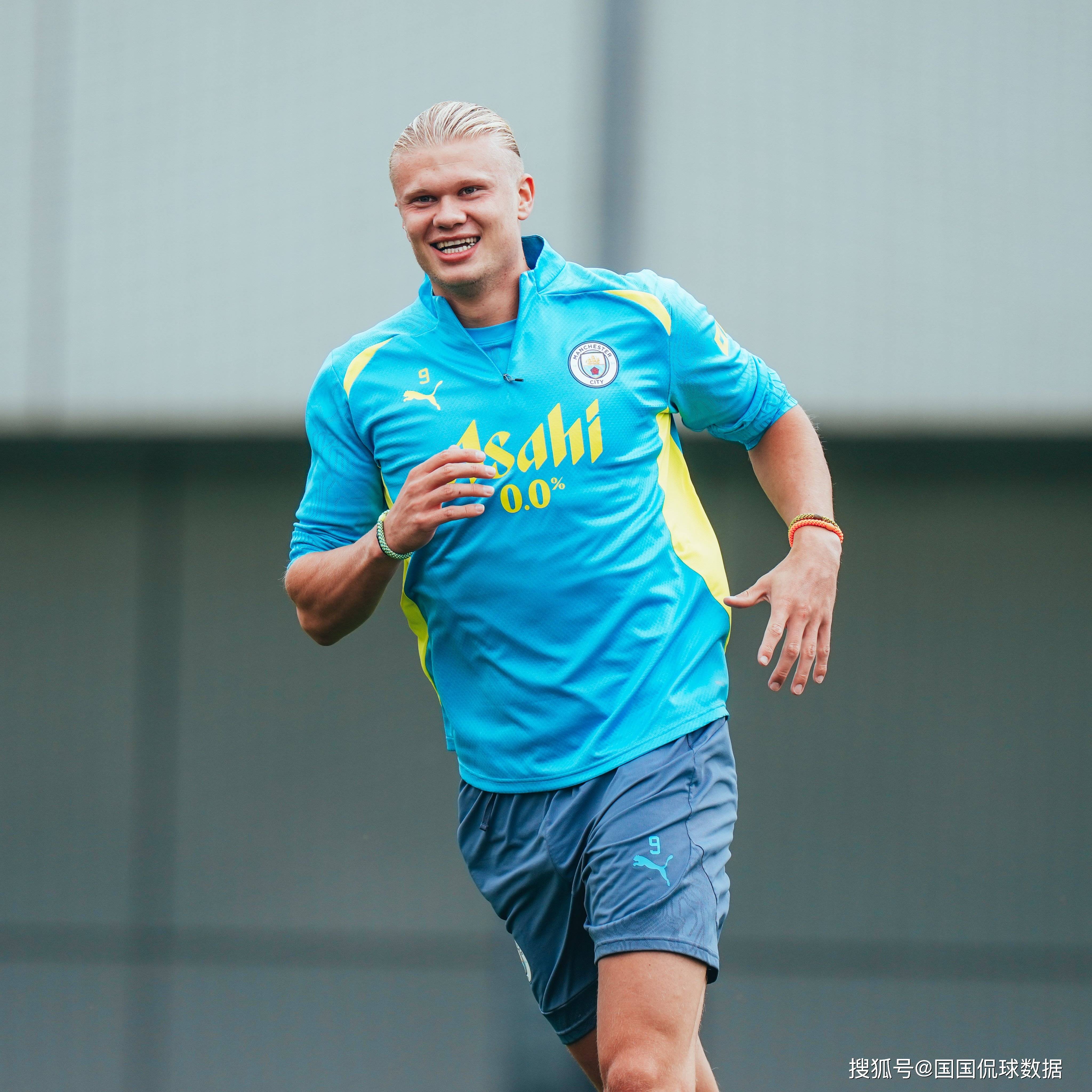 关于阿贾克斯训练开放日，赛前强势反弹引欢呼，社区盾在即，阵容厚度经受考验的信息